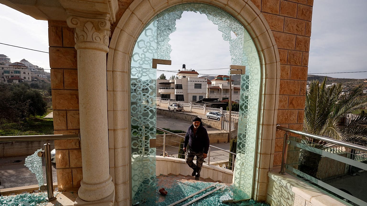 منزل فلسطيني بقرية ترمسعيا بالقرب من رام الله في الضفة الغربية المحتلة بعد أن قام مستوطنون بحرقه وتكسير مدخله ونوافذه