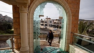 منزل فلسطيني بقرية ترمسعيا بالقرب من رام الله في الضفة الغربية المحتلة بعد أن قام مستوطنون بحرقه وتكسير مدخله ونوافذه