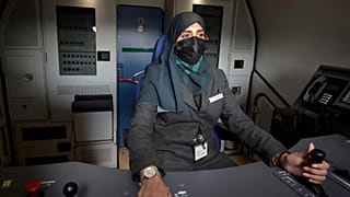 سائقة القطار السعودية رنيم عزوز