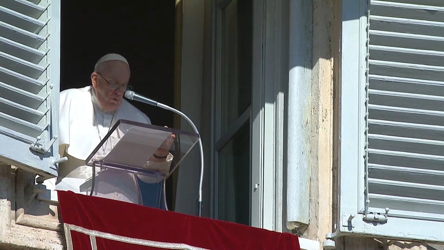 El papa Francisco se dirige a los fieles congregados en la plaza de San Pedro del Vaticano