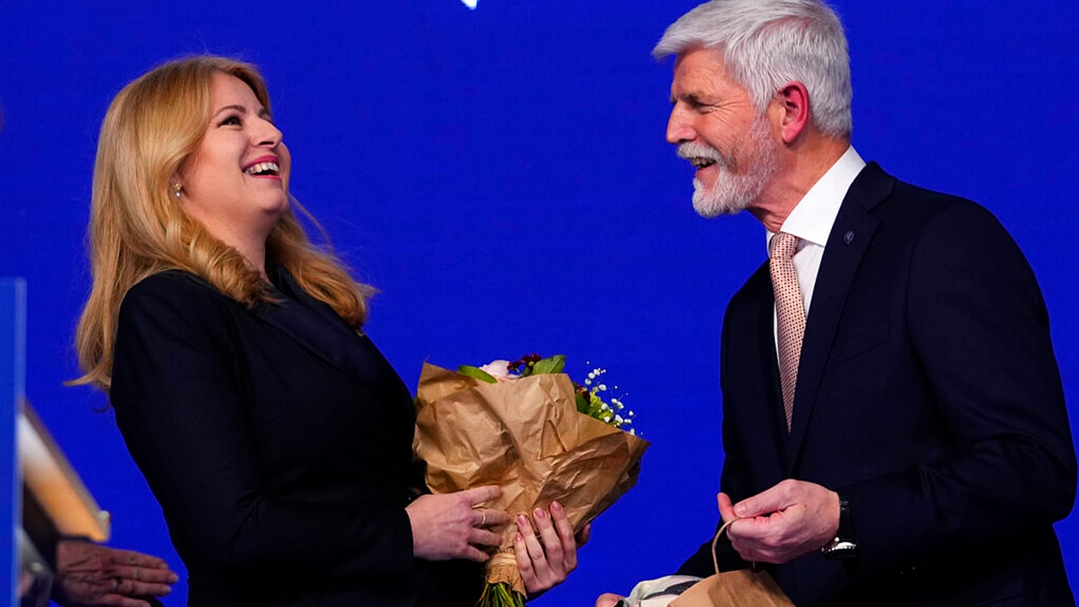 El presidente electo Petr Pavel junto a la presidenta eslovaca, Zuzana Caputova, tras el anuncio de los resultados electorales