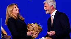 El presidente electo Petr Pavel junto a la presidenta eslovaca, Zuzana Caputova, tras el anuncio de los resultados electorales