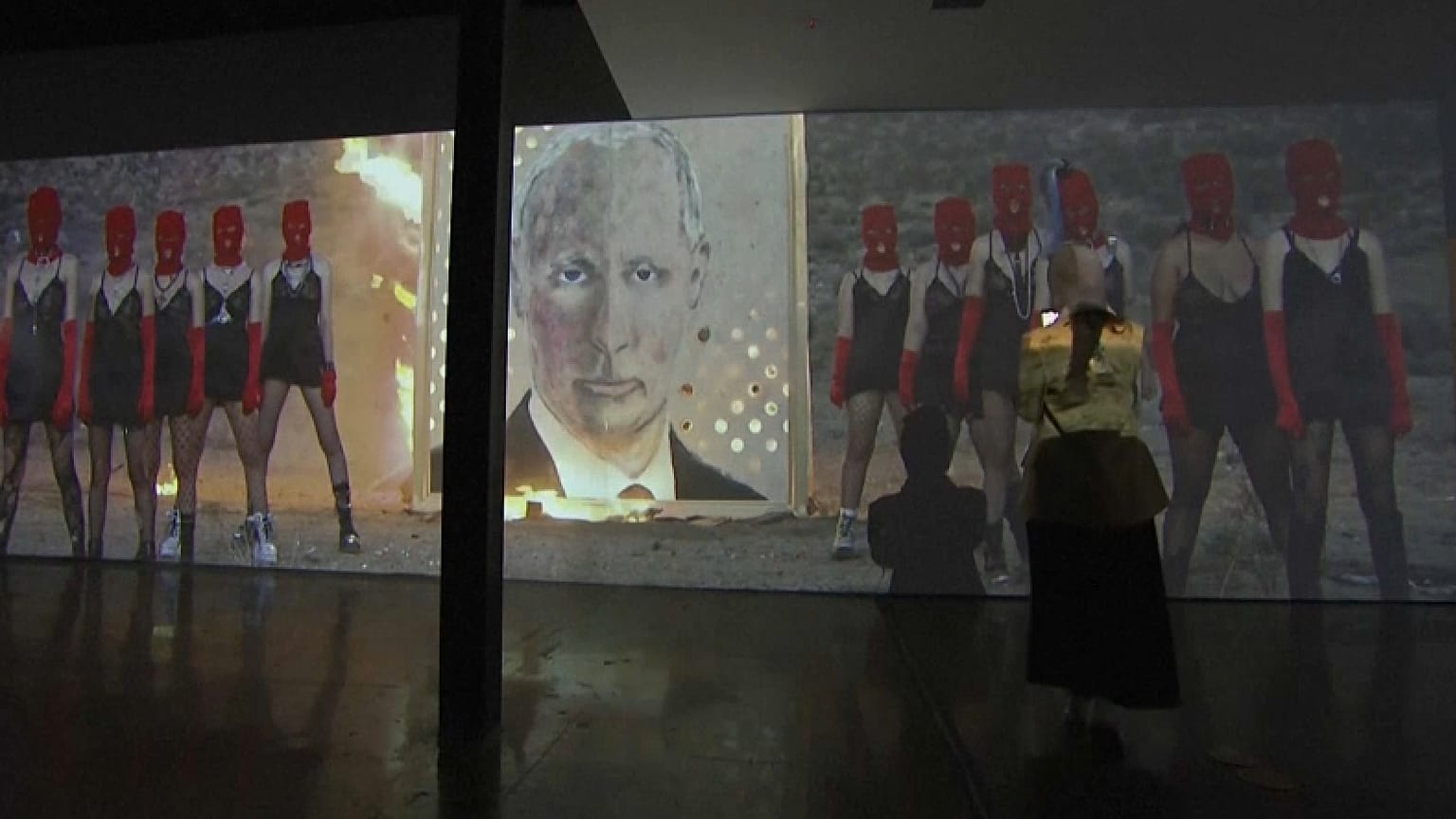 Imagen del momento en el que las Pussy Riot queman el retrato de Vladímir Putin