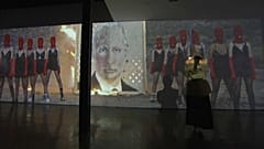 Imagen del momento en el que las Pussy Riot queman el retrato de Vladímir Putin