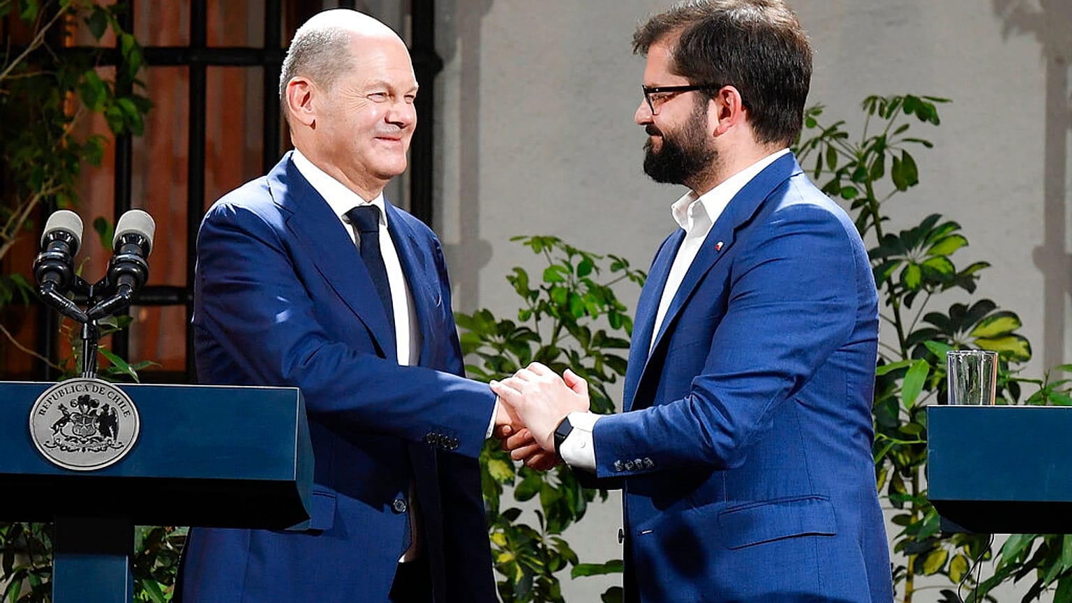 Le chancelier allemand Olaf Scholz et le président chilien Gabriel Boric au palais présidentiel de La Moneda, à Santiago du Chili, dimanche 29 janvier 2023. 