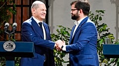 Le chancelier allemand Olaf Scholz et le président chilien Gabriel Boric au palais présidentiel de La Moneda, à Santiago du Chili, dimanche 29 janvier 2023. 