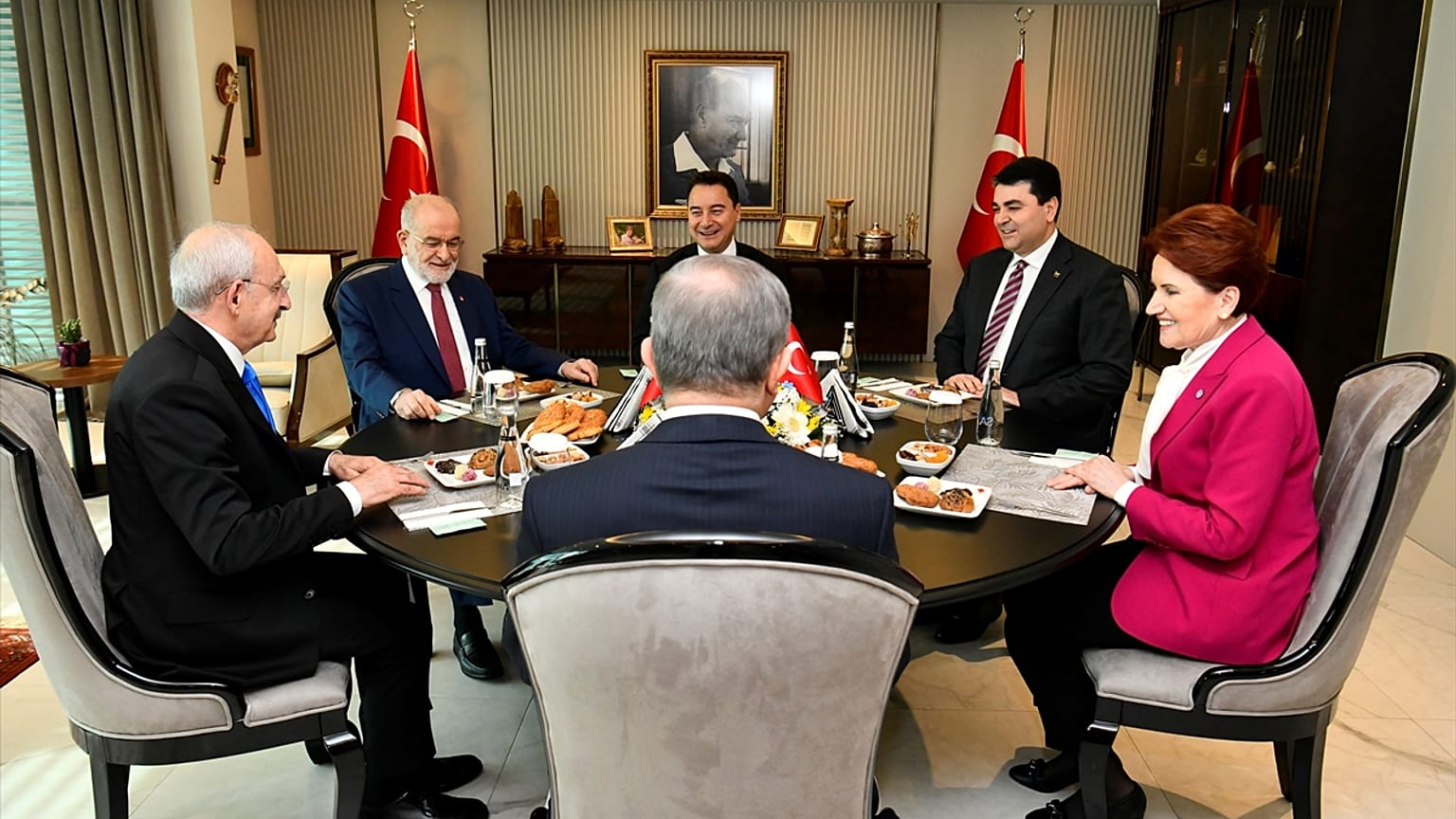 Genel Başkanı Kılıçdaroğlu, DEVA Genel Başkanı Babacan, Saadet Partisi Genel Başkanı Karamollaoğlu, Demokrat Parti Genel Başkanı Uysal ve Gelecek Partisi lideri Davutoğlu