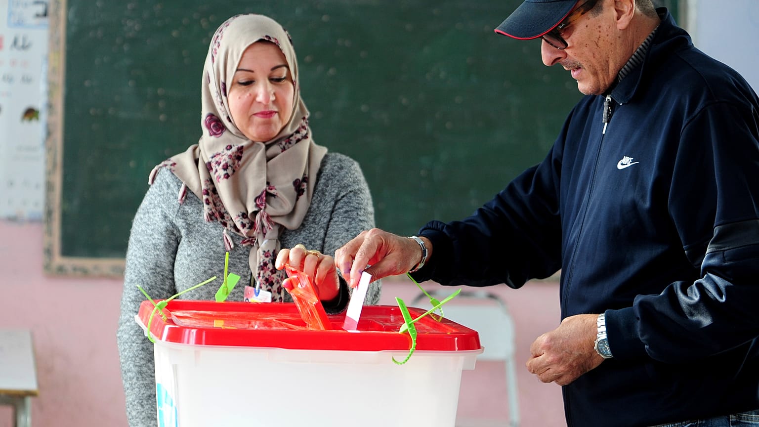 Stimmabgabe in einem Wahllokal in der Hauptstadt Tunis