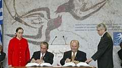 Ο Τάσος Παπαδόπουλος υπογράφει τη συνθήκη ένταξης της Κύπρου