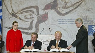 Ο Τάσος Παπαδόπουλος υπογράφει τη συνθήκη ένταξης της Κύπρου