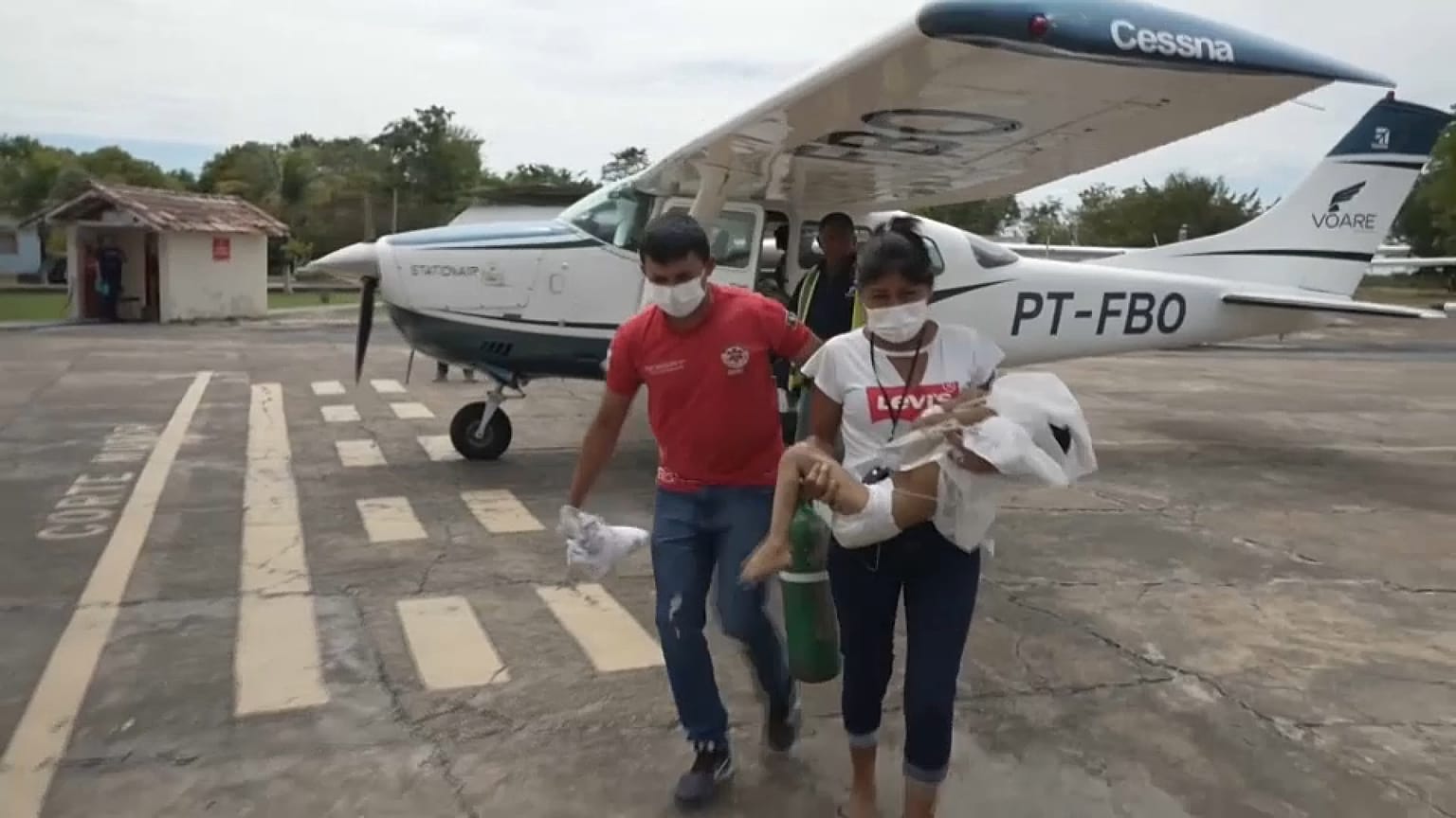 Evacuación de niños enfermos del pueblo indígena yanomami en Brasil.