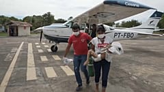 Evacuación de niños enfermos del pueblo indígena yanomami en Brasil.