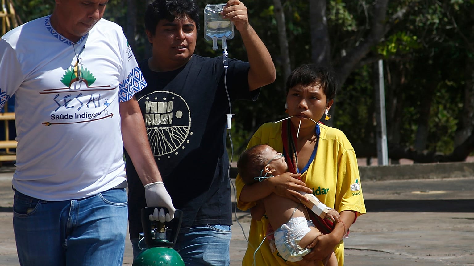 Bebé Yanomami ao colo da mãe à chegada à Boa Vista, Roraima