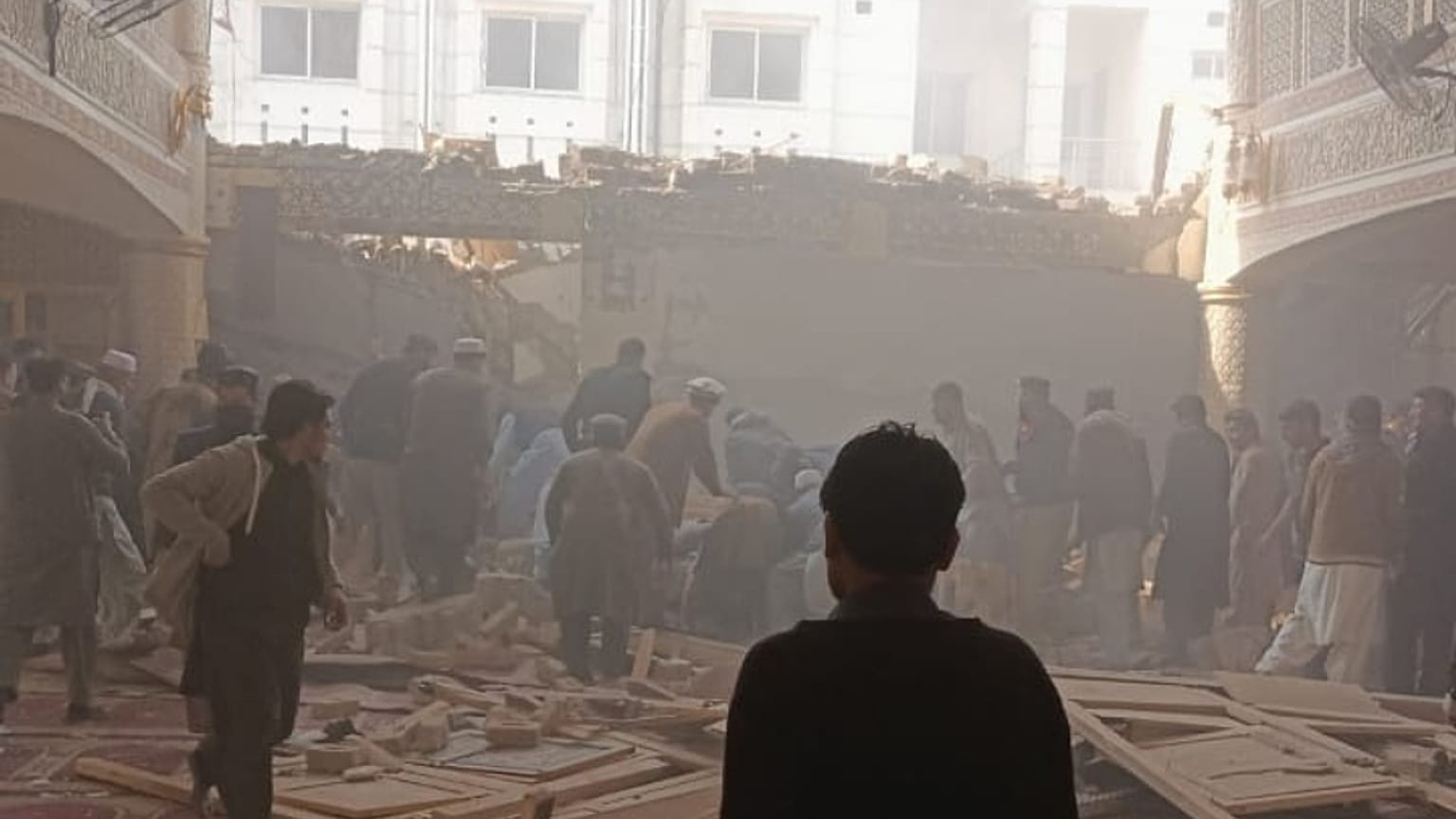 Pakistan'da camiye intihar saldırısı düzenlendi