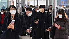 Des personnes portant des masques en gare de Séoul, le 30 janvier 2023.