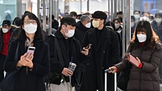 Des personnes portant des masques en gare de Séoul, le 30 janvier 2023.