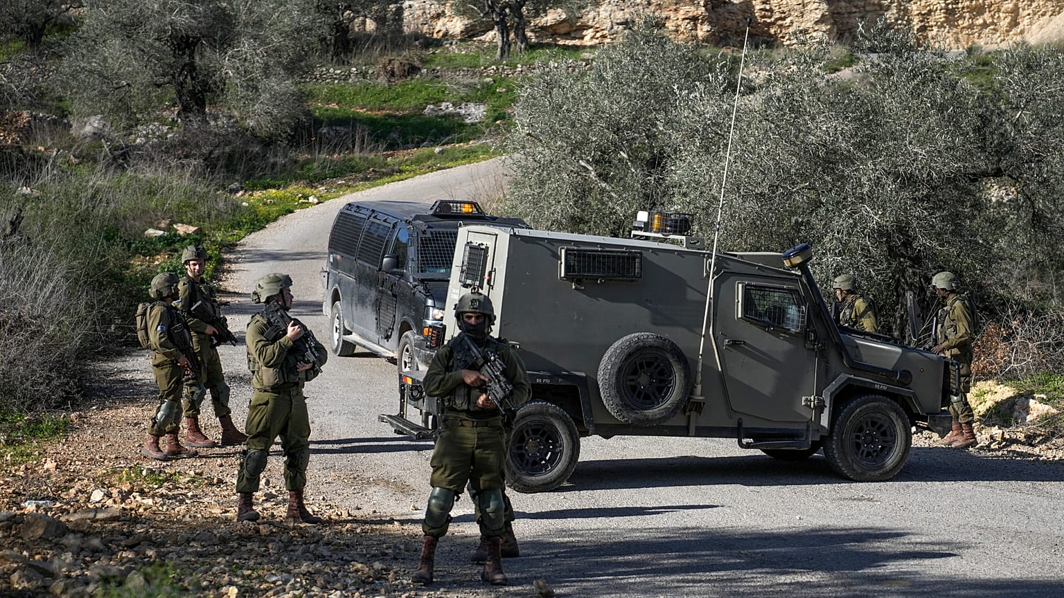 جنود إسرائيليون بالقرب من حاجز إسرائيلي عسكري في جنوب الضفة الغربية.