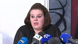 La mère de Lucas, qui s'est suicidé début janvier en raison du harcèlement dont il était victime, lors d'une conférence de presse à Epinal dans l'est de la France, le 30/01