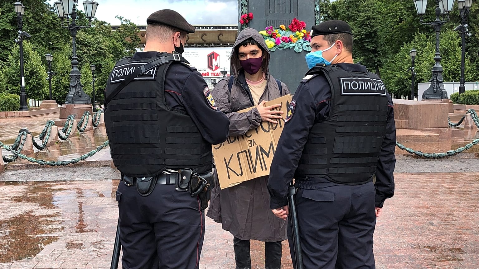 Сотрудники полиции беседуют с климатическим активистом Аршаком Макичяном во время одиночной демонстрации в центре Москвы (2020 год)