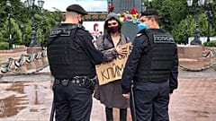 Сотрудники полиции беседуют с климатическим активистом Аршаком Макичяном во время одиночной демонстрации в центре Москвы (2020 год)
