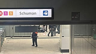 Полицейские и подозреваемый на станции метро "Шуман"