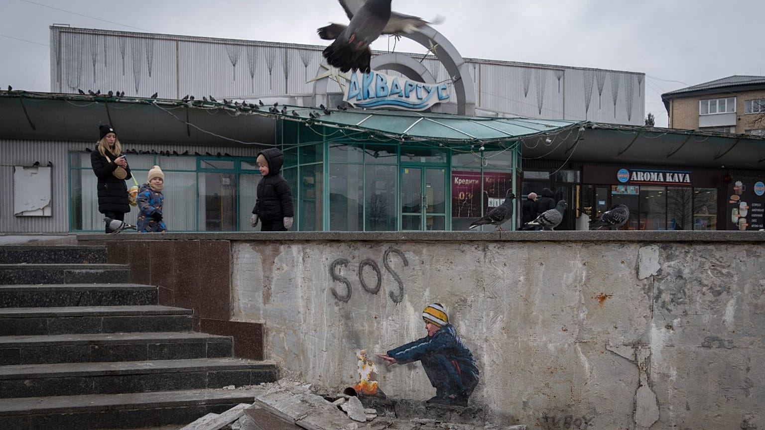  Kunstwerk des ukrainischen Straßenkünstlers TvBoy in Butscha