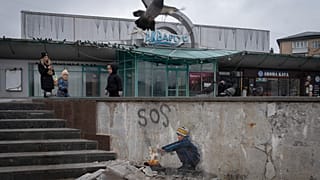 Kunstwerk des ukrainischen Straßenkünstlers TvBoy in Butscha