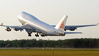 A luxemburgi központú Cargolux légitársaság Boeing 747 típusú teherszállító repülőgépe felszáll a Budapest Liszt Ferenc Nemzetközi Repülőtéren 2012. június 30-án.
