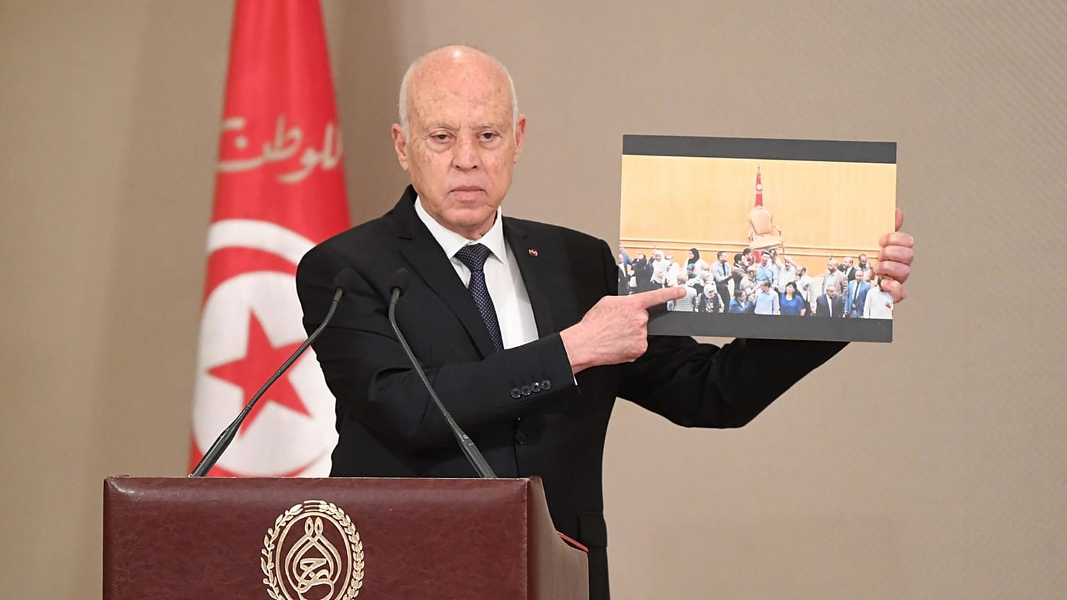 يظهر الرئيس التونسي قيس سعيد مشهد شجار بين نواب البرلمان السابق، خلال مراسم أداء اليمين للحكومة الجديدة في تونس العاصمة. 2021/10/11