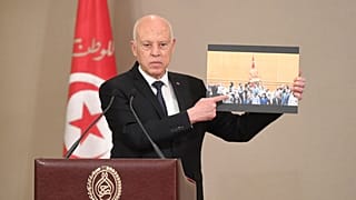يظهر الرئيس التونسي قيس سعيد مشهد شجار بين نواب البرلمان السابق، خلال مراسم أداء اليمين للحكومة الجديدة في تونس العاصمة. 2021/10/11