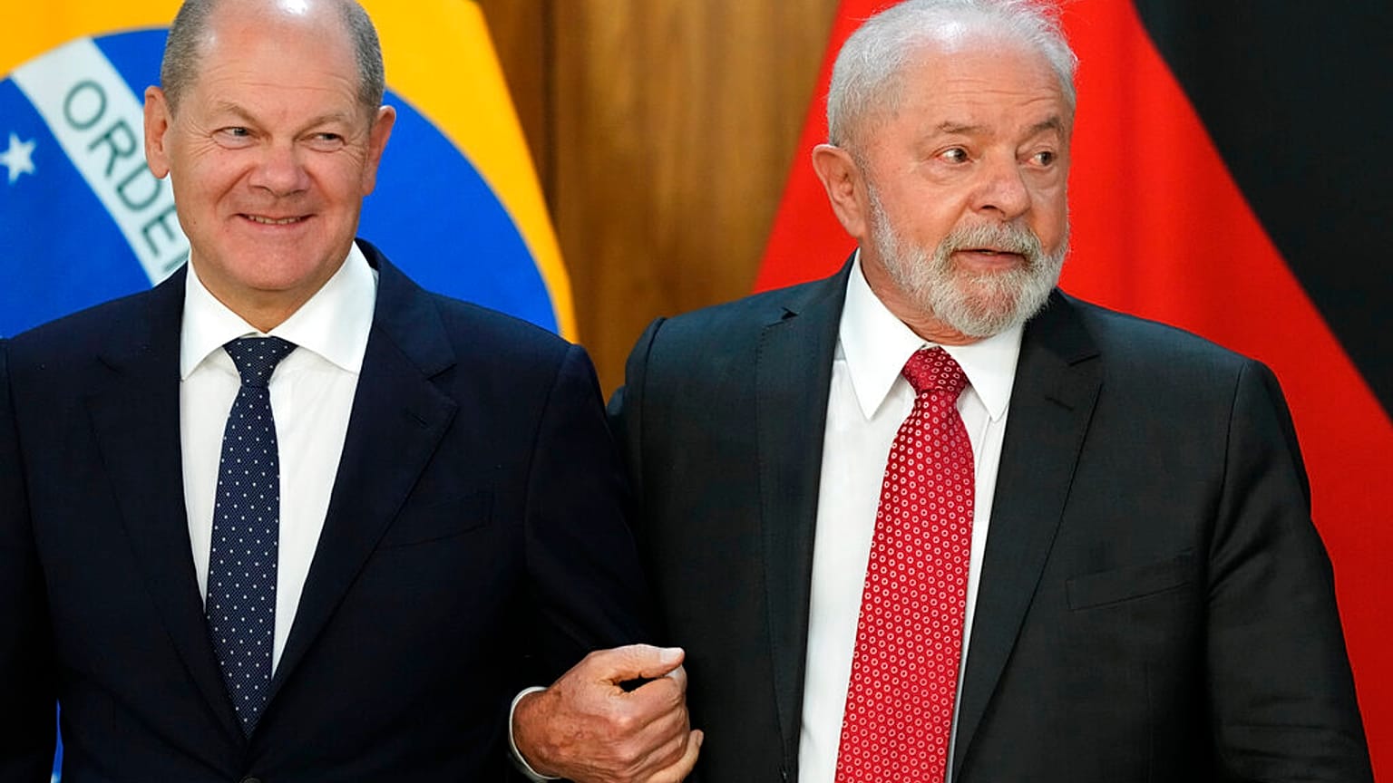 Olaf Scholz (sinistra) e Lula da Silva