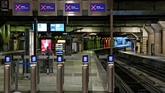 Andenes desiertos en la estación de tren de Montparnasse el martes 31 de enero de 2023 en París. 