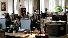  موظفون يعملون في مقر فيسبوك في مينلو بارك، وادي السيليكون، كاليفورنيا،  مايو 2012