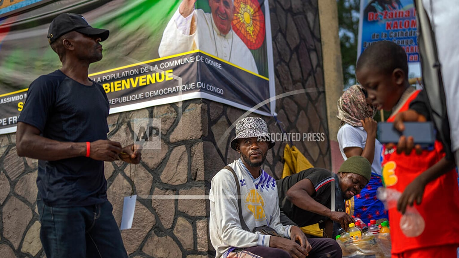Commercianti al di fuori della Cattedrale di Notre Dame del Congo a Kinshasa, 29 gennaio 2023.