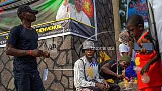 Commercianti al di fuori della Cattedrale di Notre Dame del Congo a Kinshasa, 29 gennaio 2023.