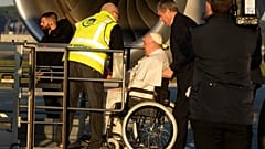 Papst Franziskus tritt die Reise im Rollstuhl an