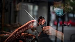 Une tranche de jambon ibérique coupée par un boucher, à Madrid, le 7 mai 2020, Espagne