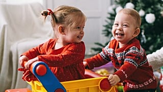 Если они родились в России в 2022 году, скорее всего их зовут Соня и Саша. Но есть всё же небольшой шанс, что это Лаванда и Авокадий!