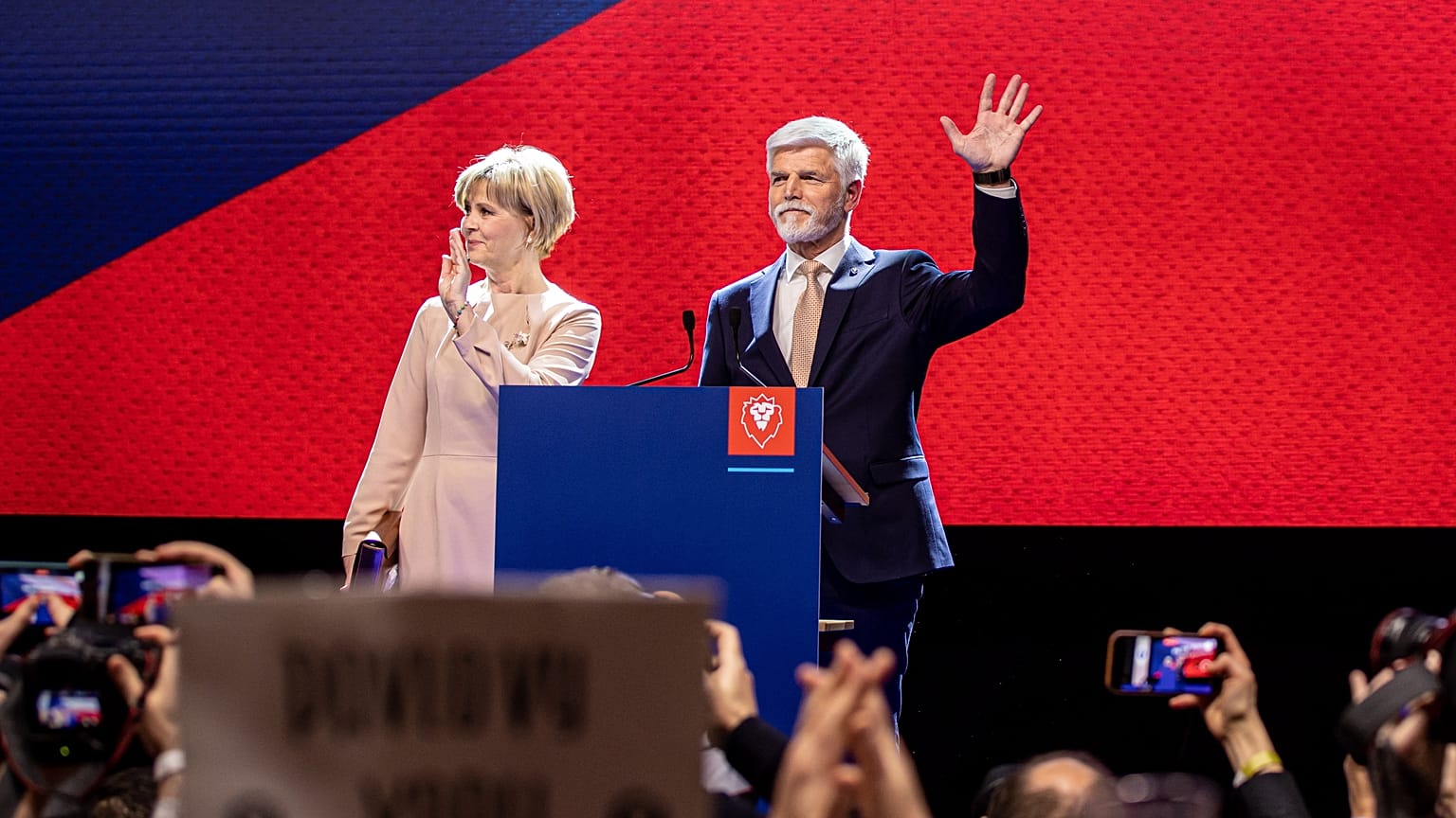 Petr Pavel (jobbra) és felesége, Eva Pavlová a prágai kampányközpontban a cseh elnökválasztás második fordulójának második napján, 2023. január 28-án. 