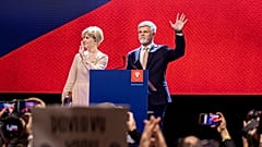 Petr Pavel (jobbra) és felesége, Eva Pavlová a prágai kampányközpontban a cseh elnökválasztás második fordulójának második napján, 2023. január 28-án. 