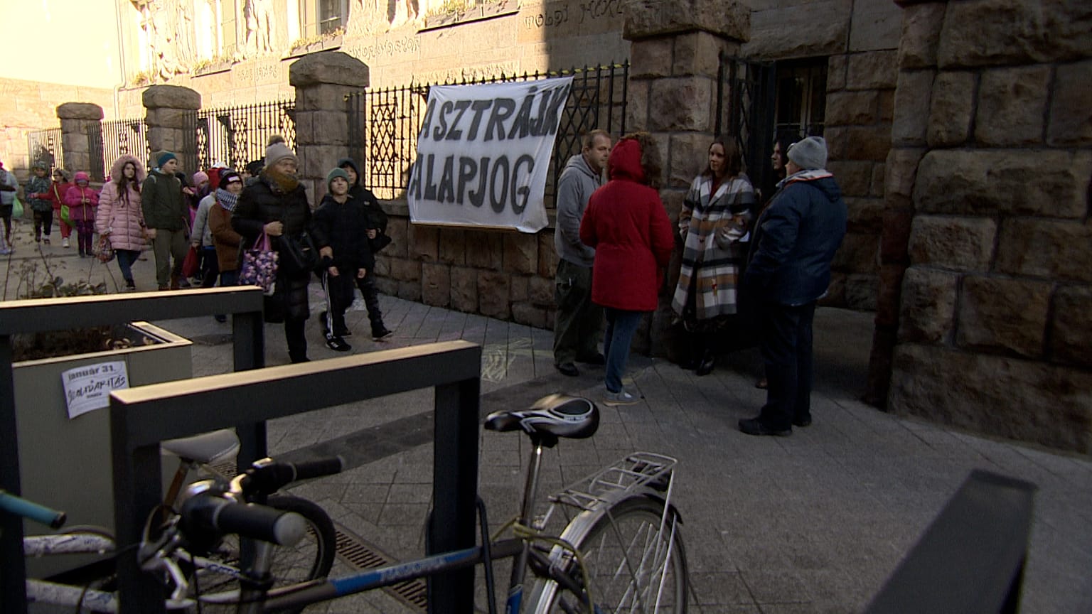 Sztrájkoló tanárok a Bajza Utcai Általános Iskolánál