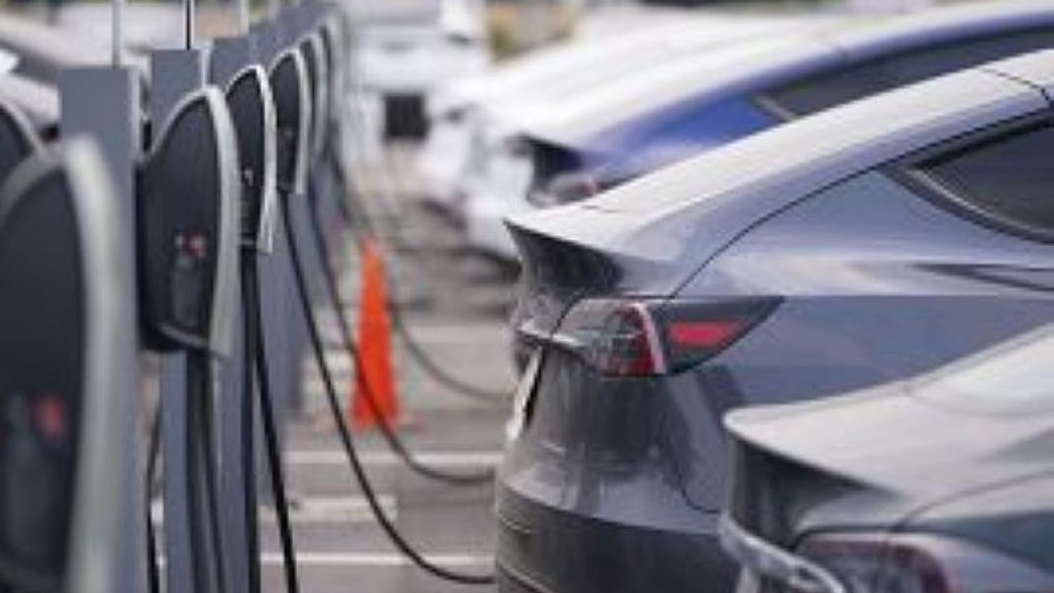Le immatricolazioni di automobili dovrebbero aumentare del 5% nel 2023 secondo l'Acea
