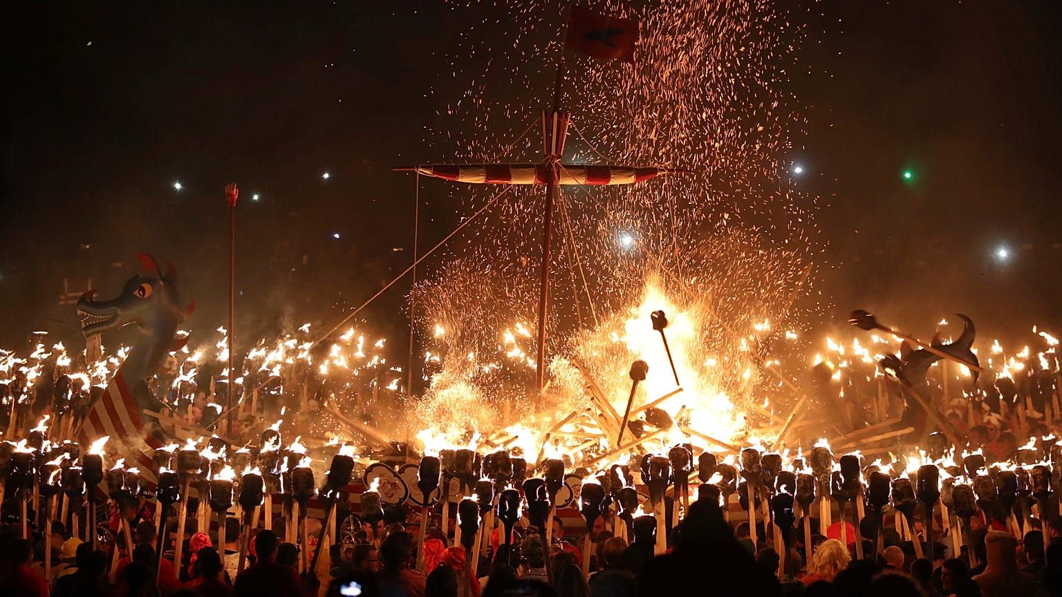 Праздновние фестиваля викингов Up Helly Aa в Леруике, на Шетландских островах в Шотландии (январь 2020 г.)