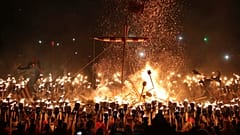 Праздновние фестиваля викингов Up Helly Aa в Леруике, на Шетландских островах в Шотландии (январь 2020 г.)
