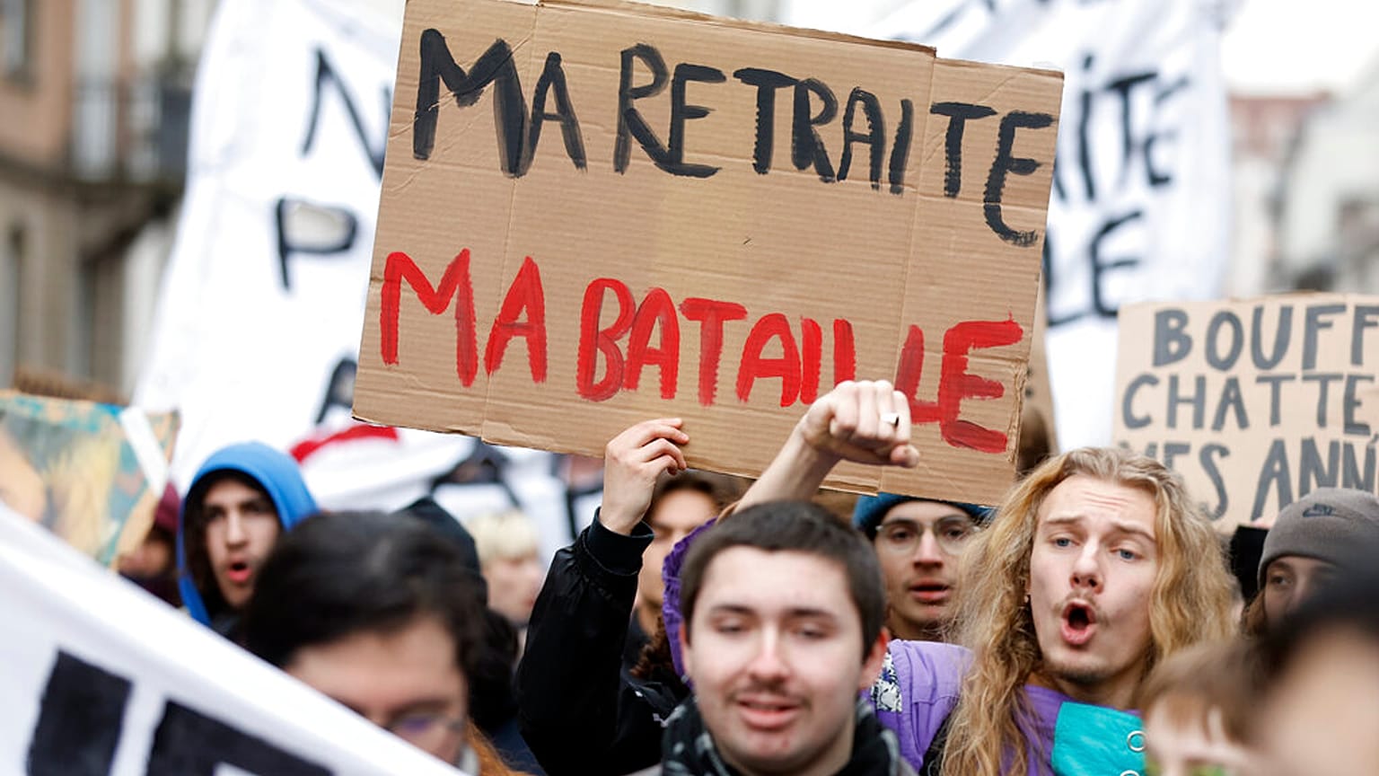 Jovens protestam em Estrasburgo, França, contra a reforma das pensões