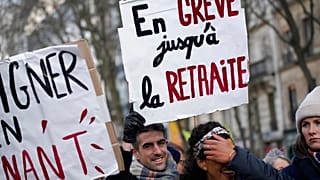 "Streik bis zur Rente" steht auf einem Plakat bei Protesten gegen die Rentenreform