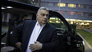 Orbán Viktor érkezik az állami média óbudai székházához