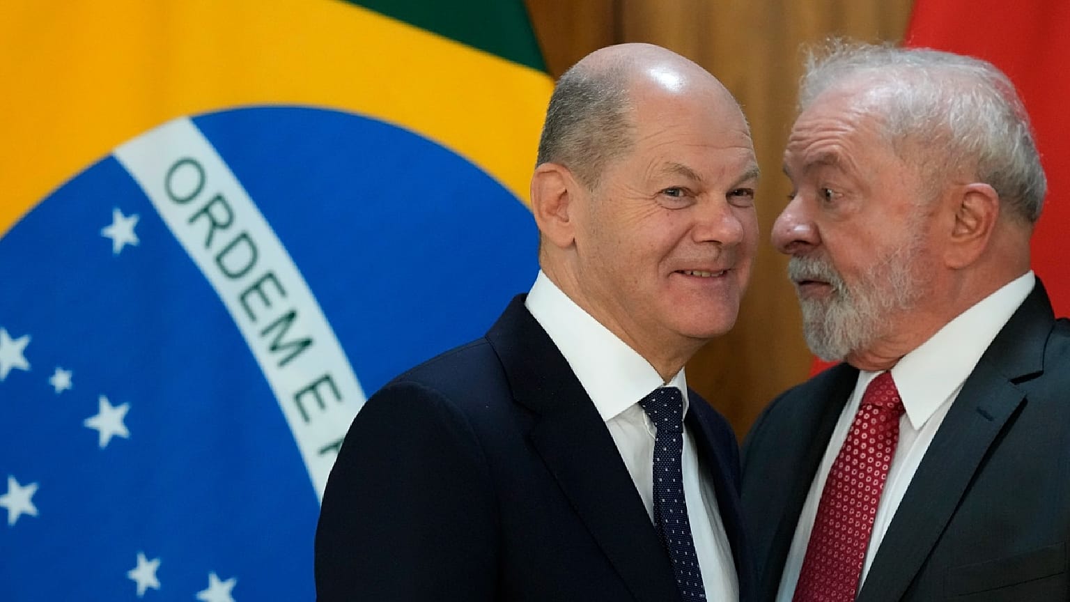 Il cancelliere tedesco Olaf Scholz insieme al presidente brasiliano Luiz Inácio Lula da Silva