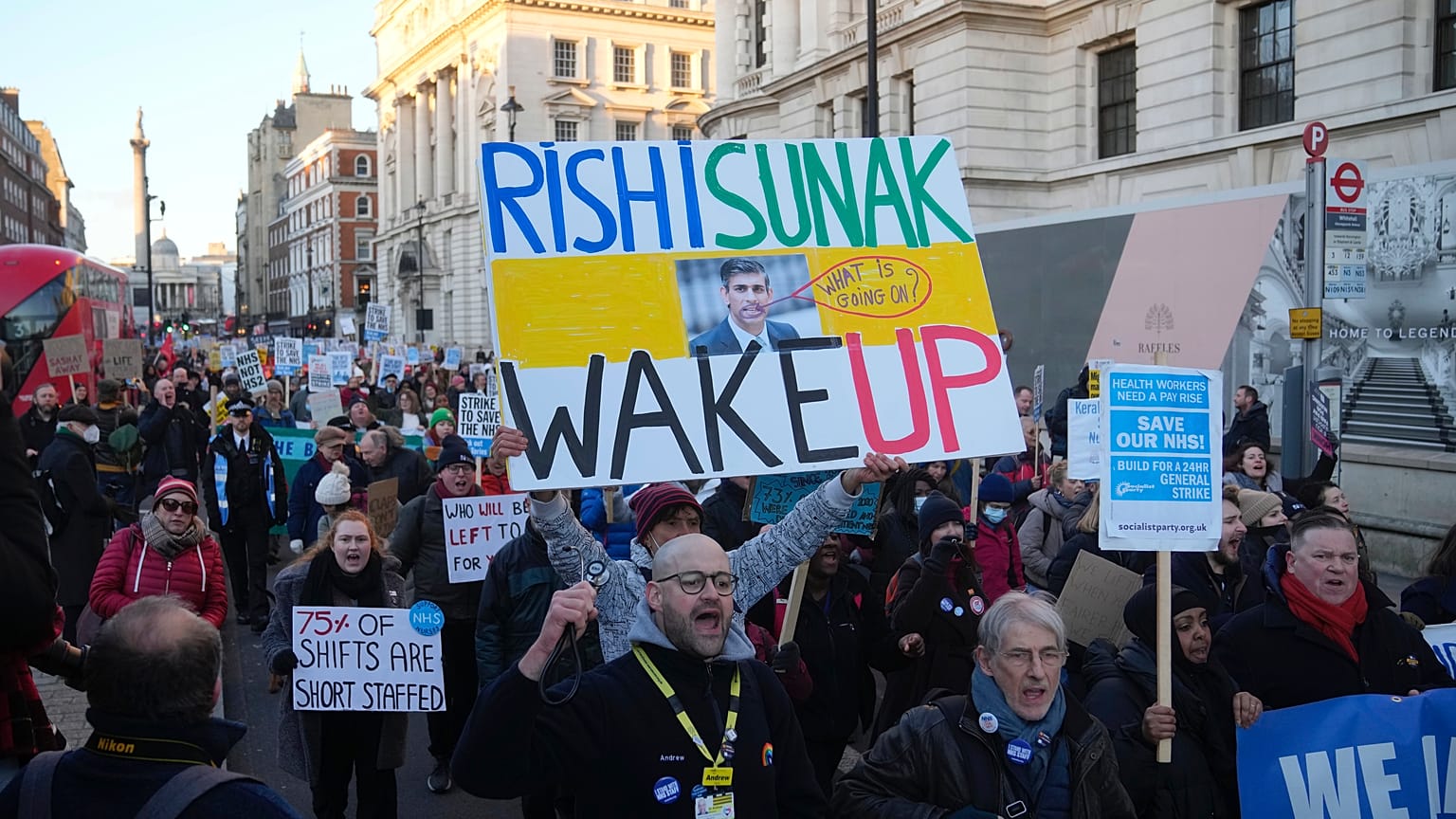 A kormány sztrájkszabályokat érintő törvényjavaslata ellen tüntető britek
