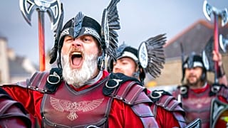 Ein als Wikinger verkleideter Mann brüllt inbrünstig.